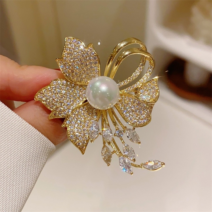 ☆可愛く華やか☆シャネル ブローチ 華やか☆人気【CHANEL】ブローチ チェーン＆クリスタル (CHANEL