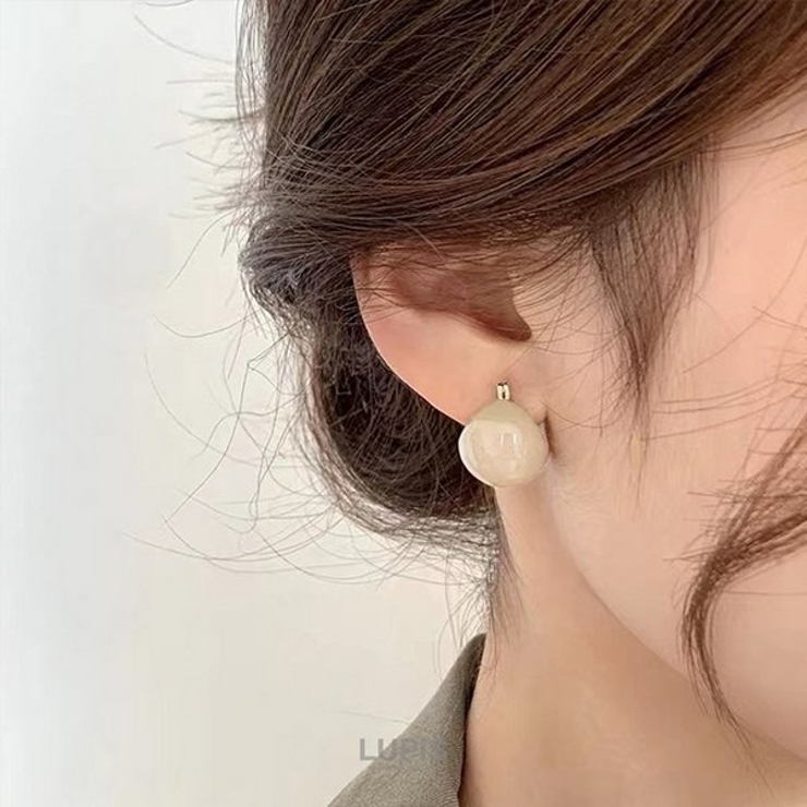 ベージュ | ぷっくりドロップフープピアス | LUPIS