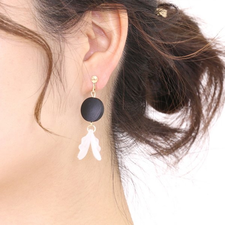 ウッドサークル×ホワイトペタルイヤリング  | LUPIS | 詳細画像4 