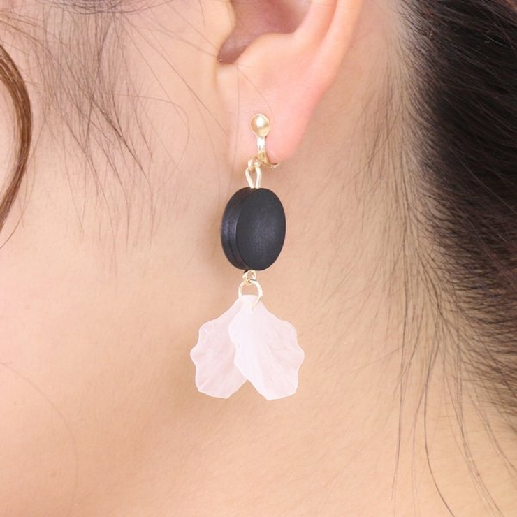 ウッドサークル×ホワイトペタルイヤリング  | LUPIS | 詳細画像5 