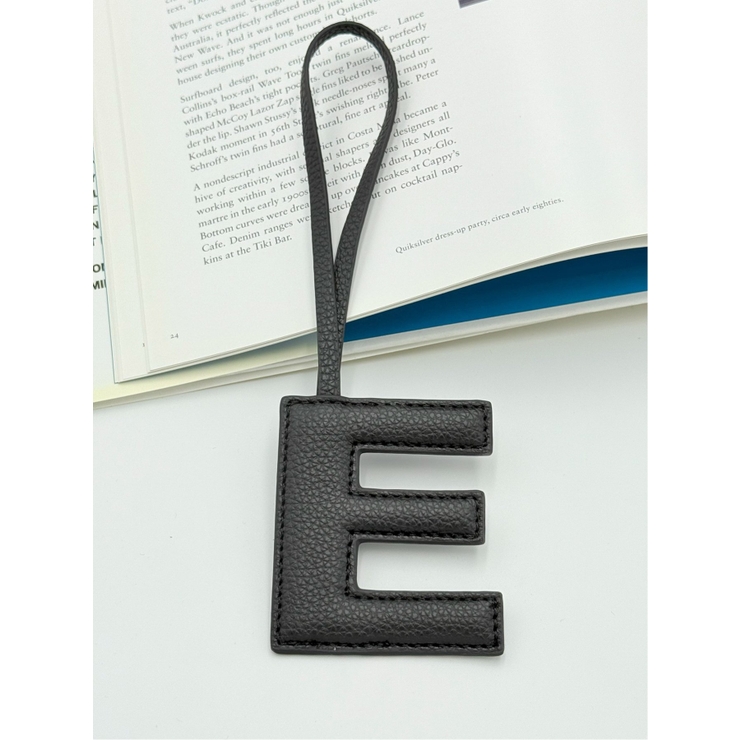 99なし | ビーガンレザー イニシャルチャーム 【E】大文字タイプ | TAKA-Q WOMEN
