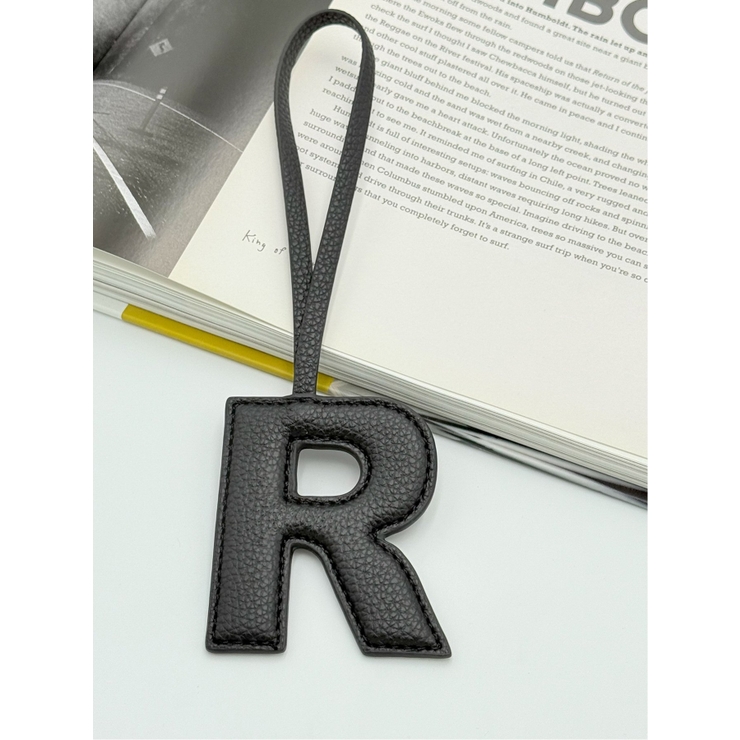 ビーガンレザー イニシャルチャーム 【R】大文字タイプ | TAKA-Q WOMEN | 詳細画像1 