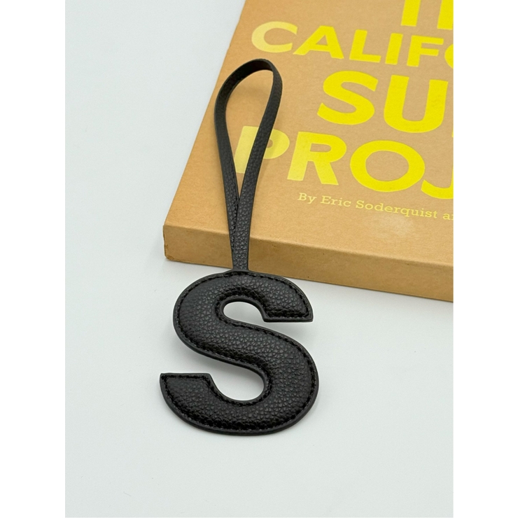 99なし | ビーガンレザー イニシャルチャーム 【S】大文字タイプ | TAKA-Q WOMEN