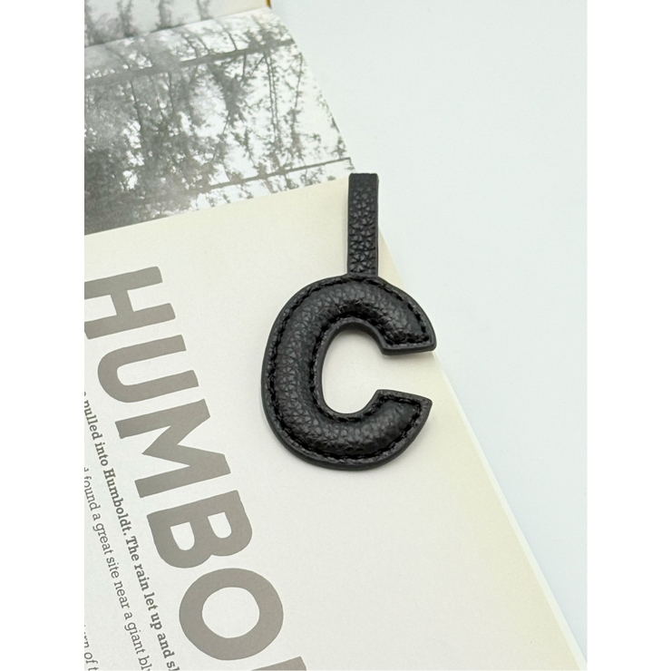 99なし | ビーガンレザー イニシャルチャーム 【C】小文字タイプ | TAKA-Q WOMEN