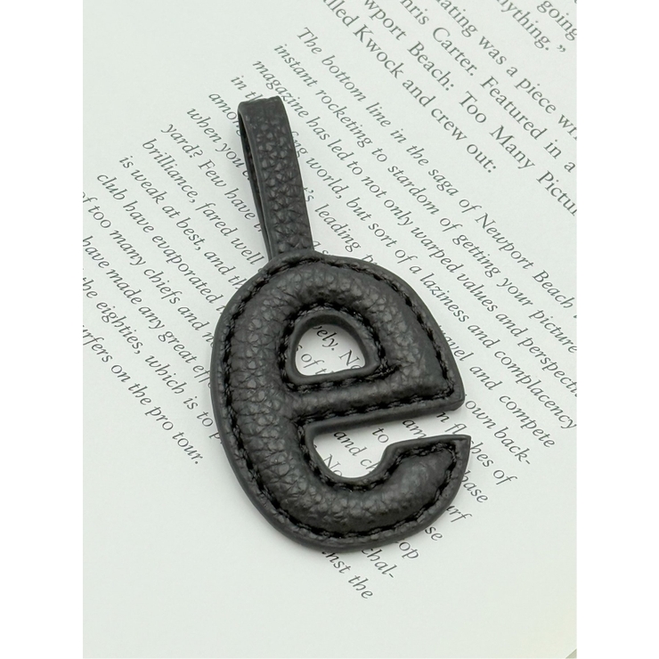 ビーガンレザー イニシャルチャーム 【e】小文字タイプ | TAKA-Q WOMEN | 詳細画像1 