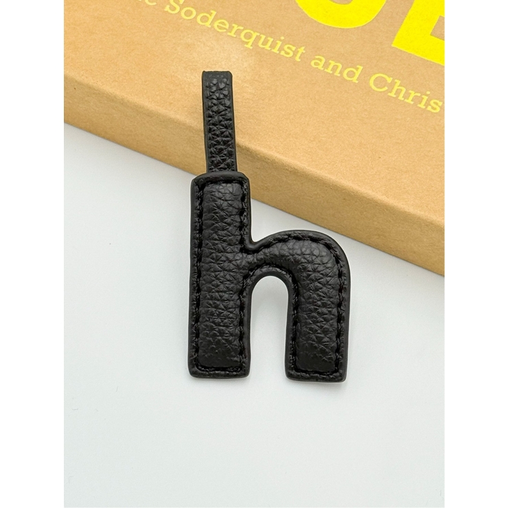99なし | ビーガンレザー イニシャルチャーム 【h】小文字タイプ | TAKA-Q WOMEN