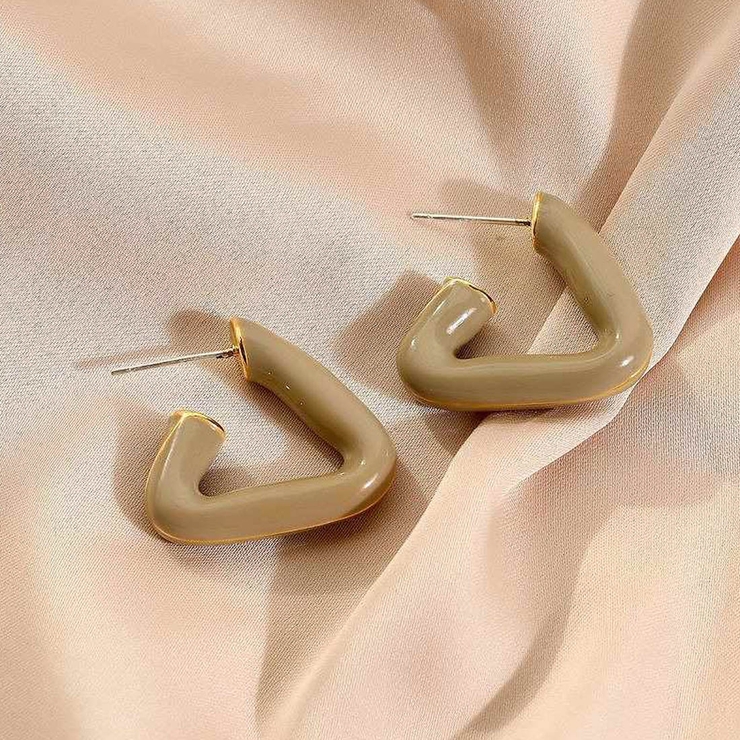 ベージュ | トライアングルの形が目を引く大人めピアス シンプル 上品 | maison de LATIR