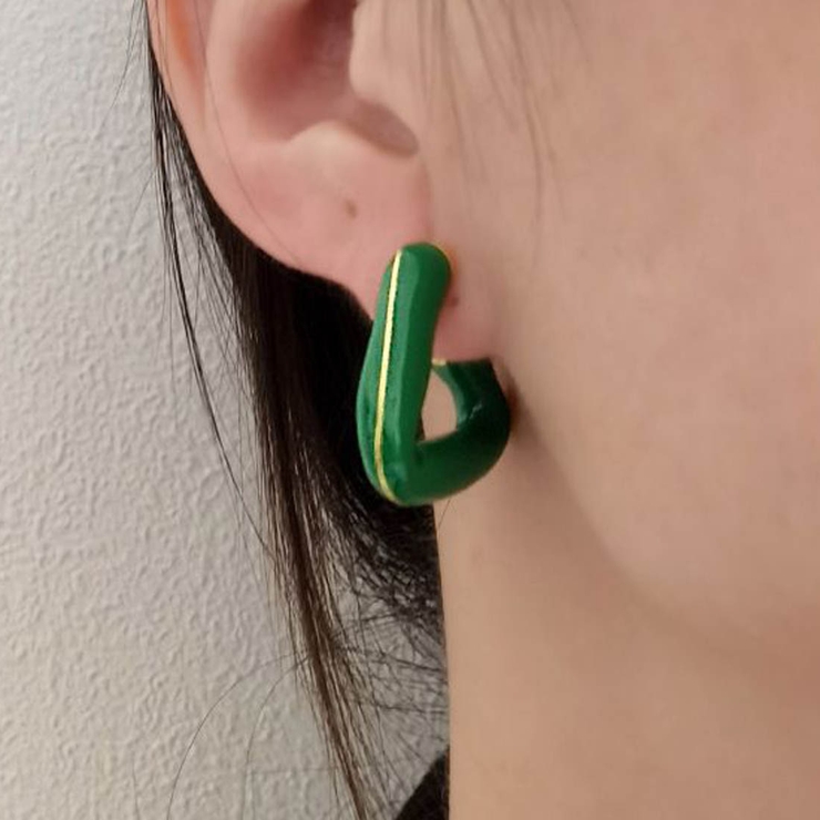 グリーン | トライアングルの形が目を引く大人めピアス シンプル 上品 | maison de LATIR