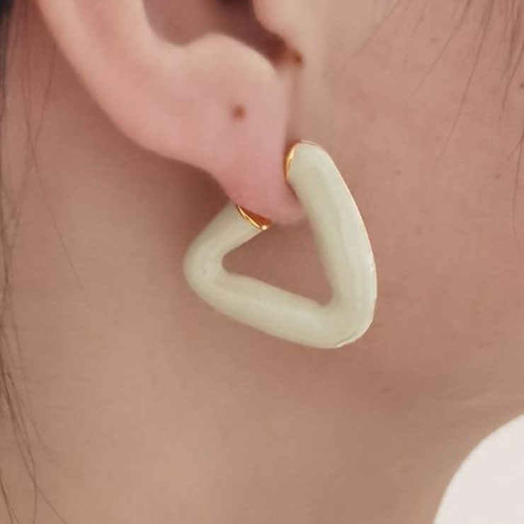ホワイト | トライアングルの形が目を引く大人めピアス シンプル 上品 | maison de LATIR