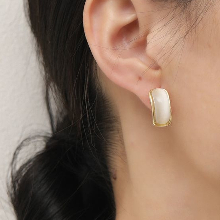 オパール風の色合いが高級感のあるイヤリング 女性らしい