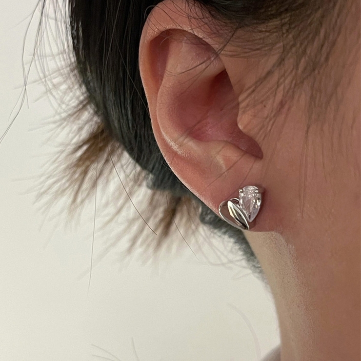 異なる輝きが魅力の上品なデザインピアス 両耳用 アクセサリー