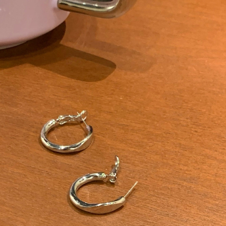 顔まわりや後ろ姿を華やかに魅せてくれるピアス 両耳