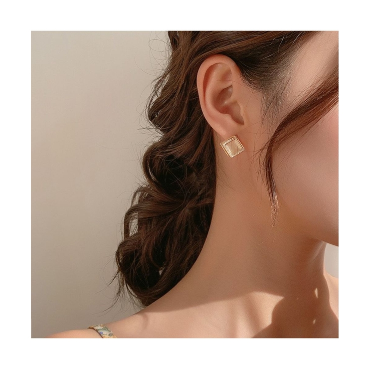 小ぶりで可愛いスクエアオパール風ピアス レトロ 女性らしい[品番