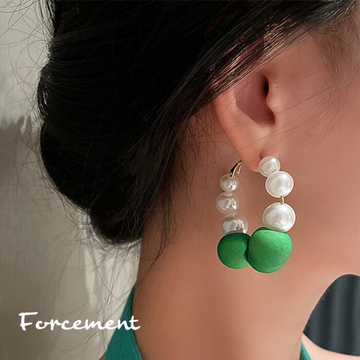 カジュアルさが可愛いパールサークルピアス グリーン 鮮やか | maison de LATIR | 詳細画像1 