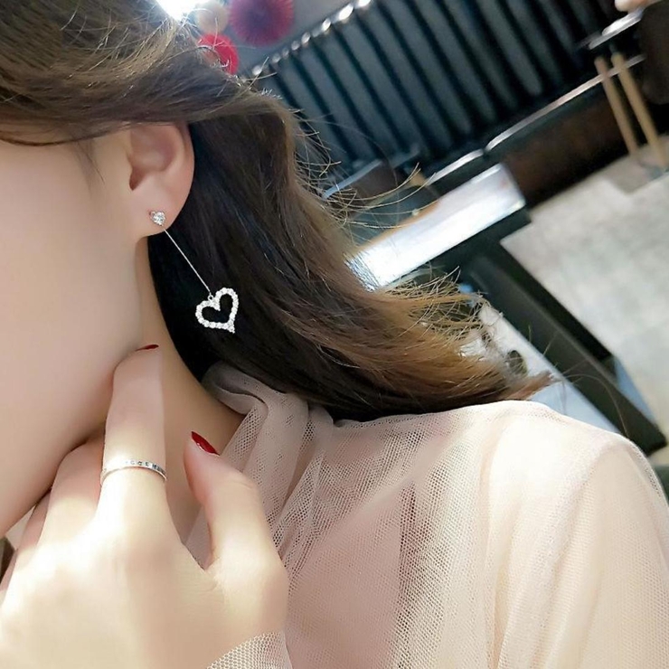 顔回りをパッと明るくするハートロングピアス ハートピアス