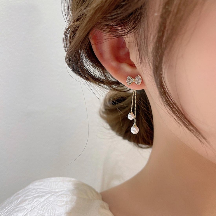 2つの雰囲気を楽しめるリボンとパールのロングピアス 2way