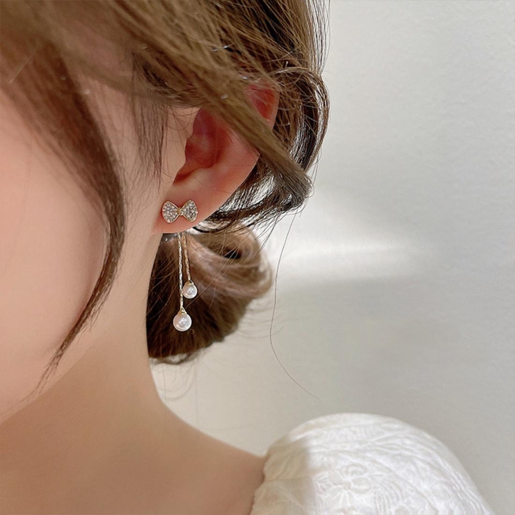 2つの雰囲気を楽しめるリボンとパールのロングピアス 2way