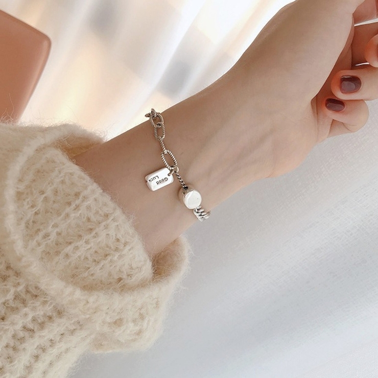 シンプルで上品どんなシーンにも輝きを添えるブレスレット アクセサリー ロゴ入り | maison de LATIR | 詳細画像1 
