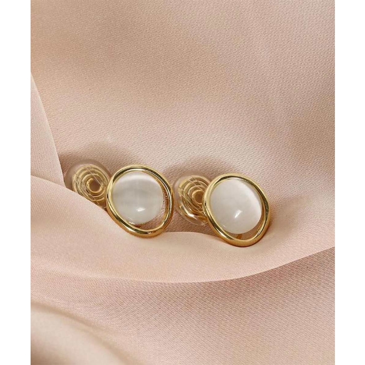 耳元を女性らしく演出するキャッツアイストーンイヤリング 大人 シンプル | maison de LATIR | 詳細画像3 