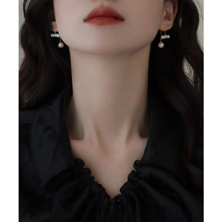 縦ラインでつくる品格。パールが揺れる、大人のロングピアス」4連
