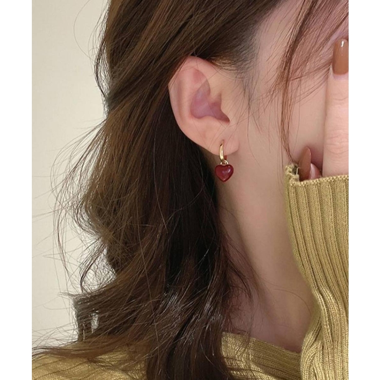 シンプルコーデのアクセントにレッドハートモチーフピアス 可愛い 大人 | maison de LATIR | 詳細画像1 