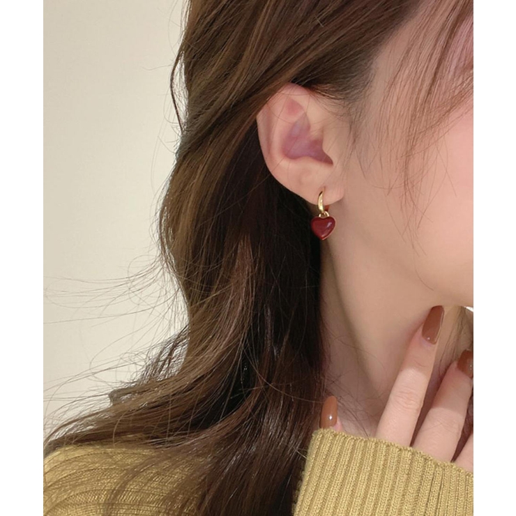 シンプルコーデのアクセントにレッドハートモチーフピアス 可愛い 大人 | maison de LATIR | 詳細画像2 
