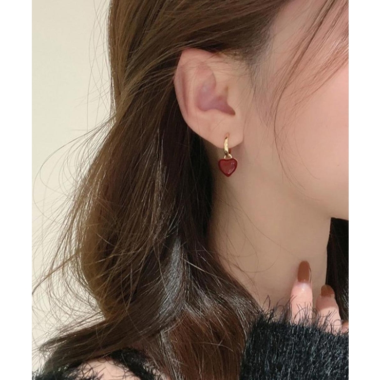 シンプルコーデのアクセントにレッドハートモチーフピアス 可愛い 大人 | maison de LATIR | 詳細画像3 