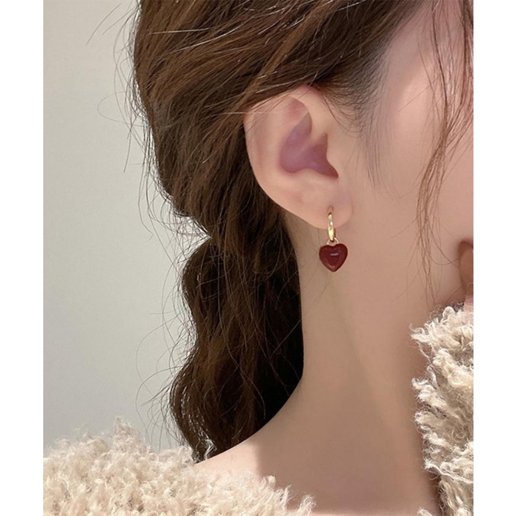 シンプルコーデのアクセントにレッドハートモチーフピアス 可愛い 大人 | maison de LATIR | 詳細画像4 