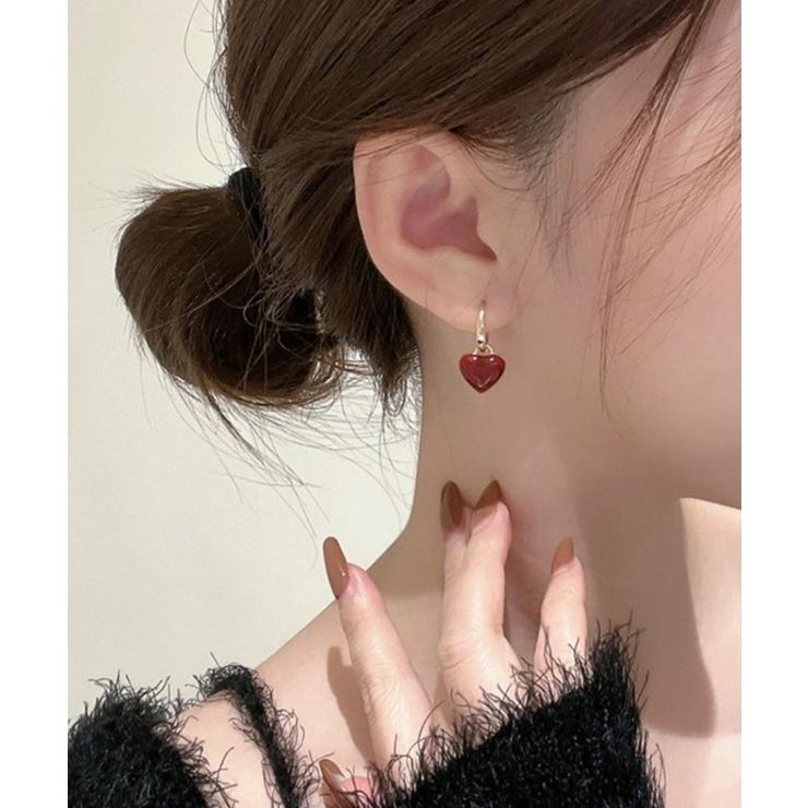シンプルコーデのアクセントにレッドハートモチーフピアス 可愛い 大人 | maison de LATIR | 詳細画像5 