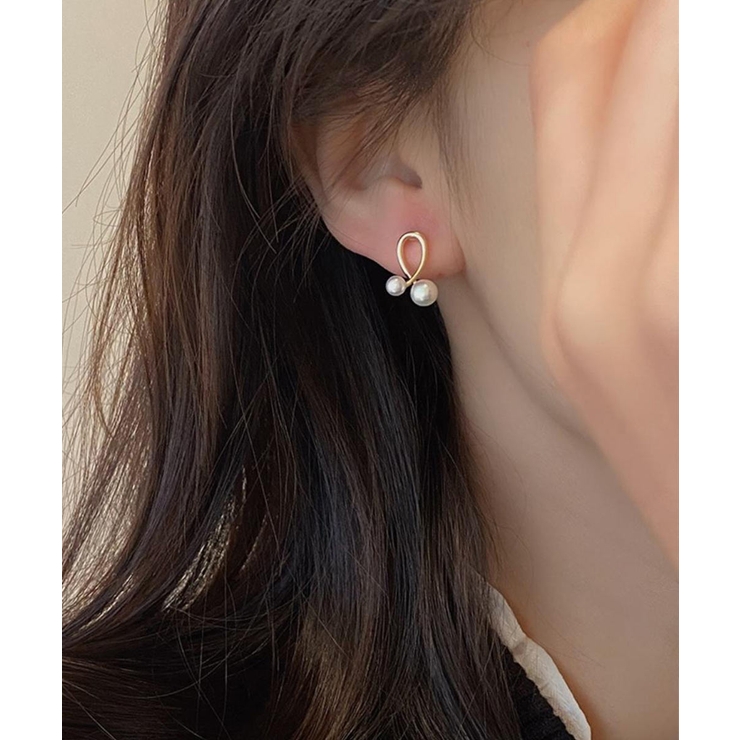 耳元をおしゃれに彩るねじれデザインパールピアス 大人 シンプル | maison de LATIR | 詳細画像1 