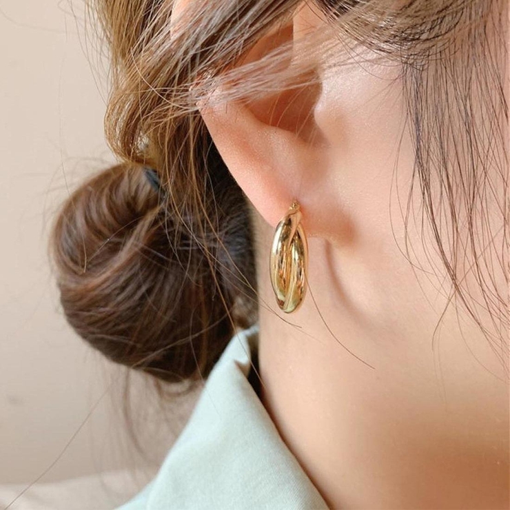 程よいボリューム感が華やかな印象のツイストデザインフープピアス アクセサリー