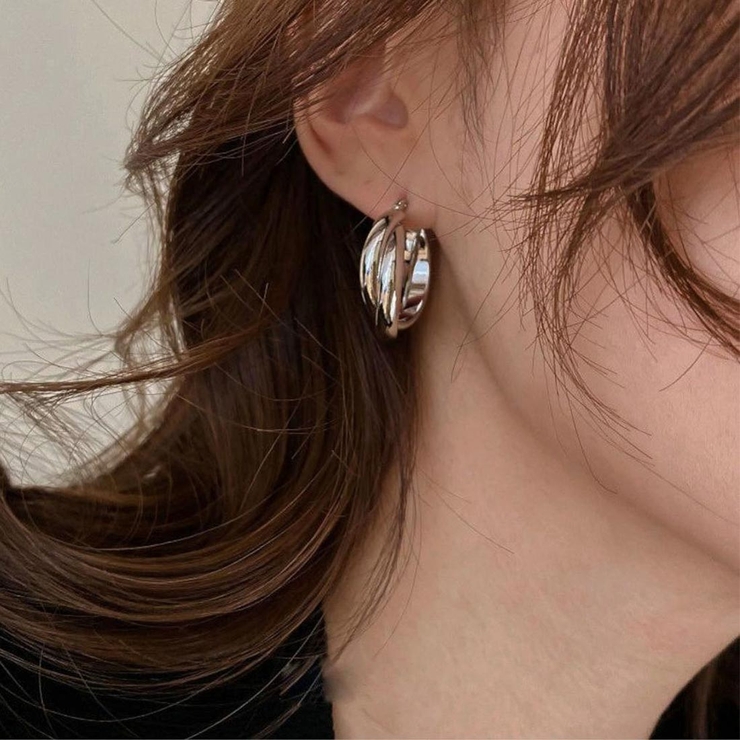 シルバー | 程よいボリューム感が華やかな印象のツイストデザインフープピアス アクセサリー ゴ… | maison de LATIR