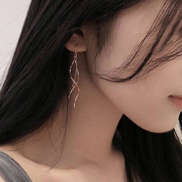 流れるような曲線が上品な女性らしさを演出するウェーブデザイン