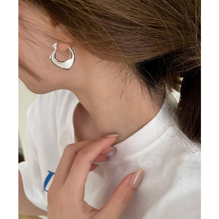 エッジを効かせた雰囲気を演出するボリュームデザインフープピアス 両耳用 シルバー | maison de LATIR | 詳細画像3 