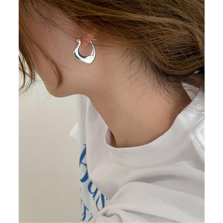 エッジを効かせた雰囲気を演出するボリュームデザインフープピアス 両耳用 シルバー | maison de LATIR | 詳細画像4 