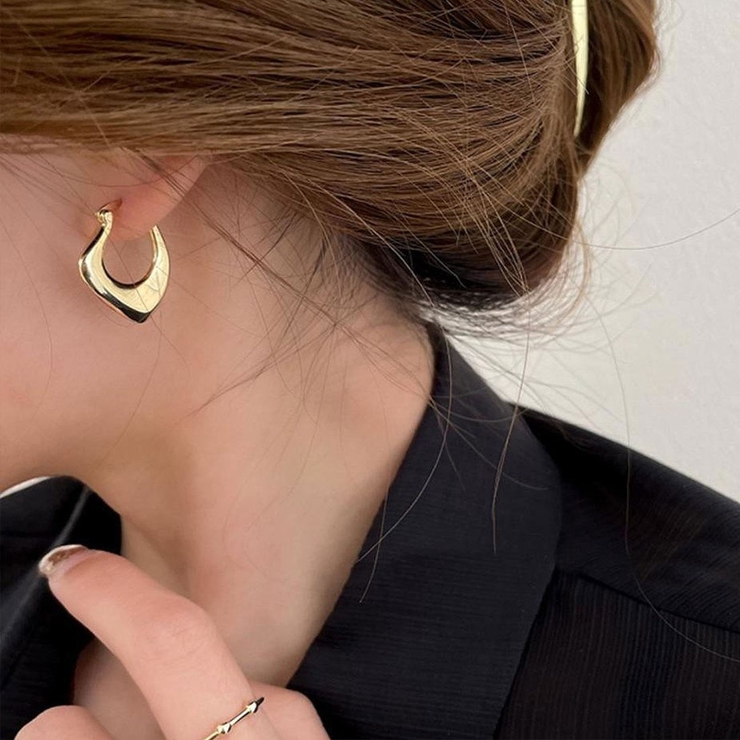 ゴールド | エッジを効かせた雰囲気を演出するボリュームデザインフープピアス 両耳用 シルバー | maison de LATIR