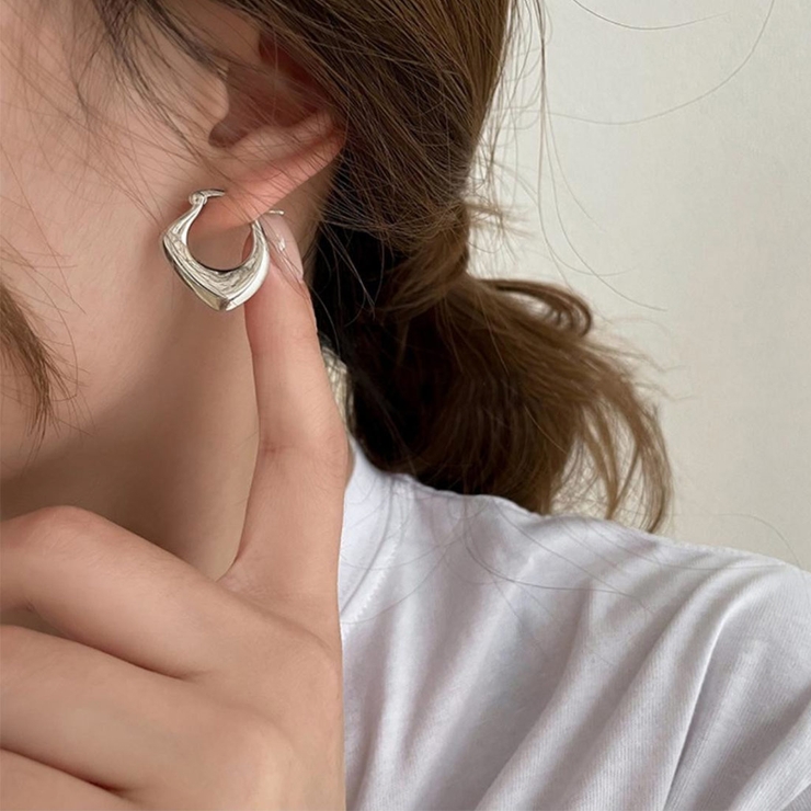 シルバー | エッジを効かせた雰囲気を演出するボリュームデザインフープピアス 両耳用 シルバー | maison de LATIR