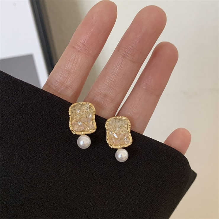 耳元に、さりげないきらめきと今季らしい品格パールピアス オフィス オフィスカジュ… | maison de LATIR | 詳細画像3 