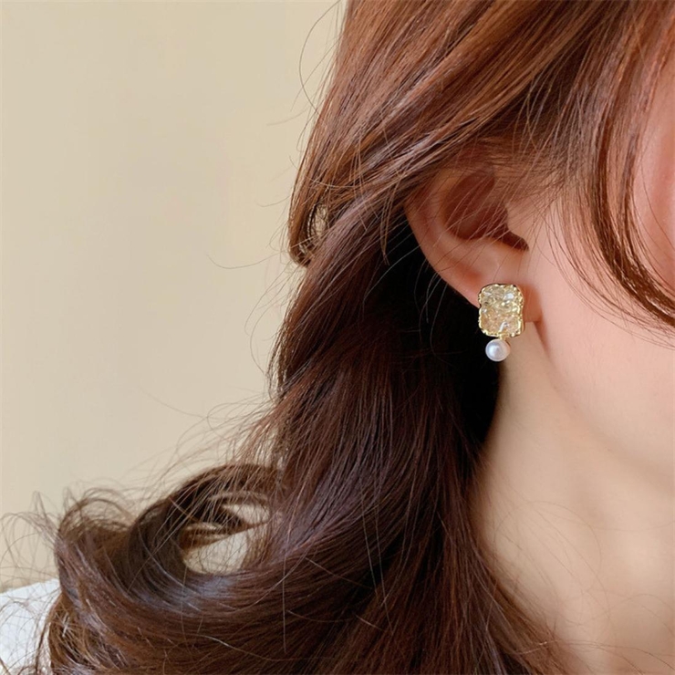 ゴールド | 耳元に、さりげないきらめきと今季らしい品格パールピアス オフィス オフィスカジュ… | maison de LATIR