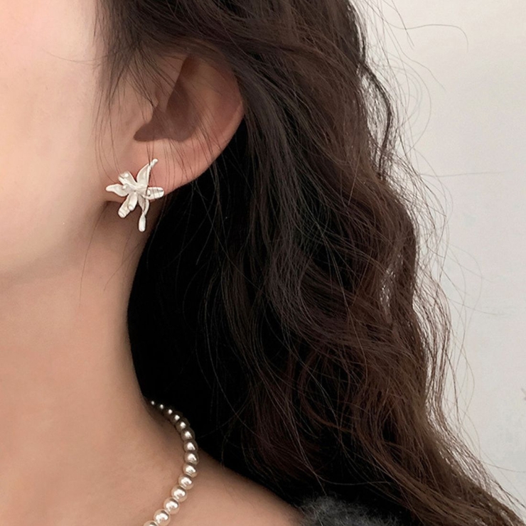 耳元に咲く、フラワーモチーフピアス オフィス オフィスカジュアル | maison de LATIR | 詳細画像2 