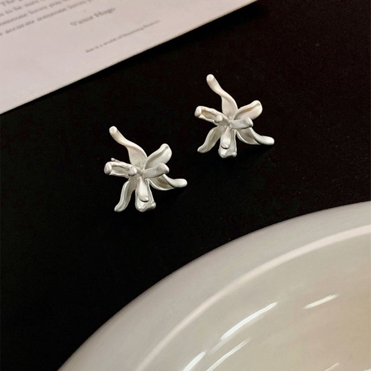 耳元に咲く、フラワーモチーフピアス オフィス オフィスカジュアル | maison de LATIR | 詳細画像5 