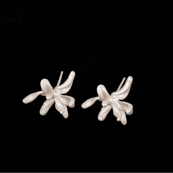 耳元に咲く、フラワーモチーフピアス オフィス オフィスカジュアル | maison de LATIR | 詳細画像6 