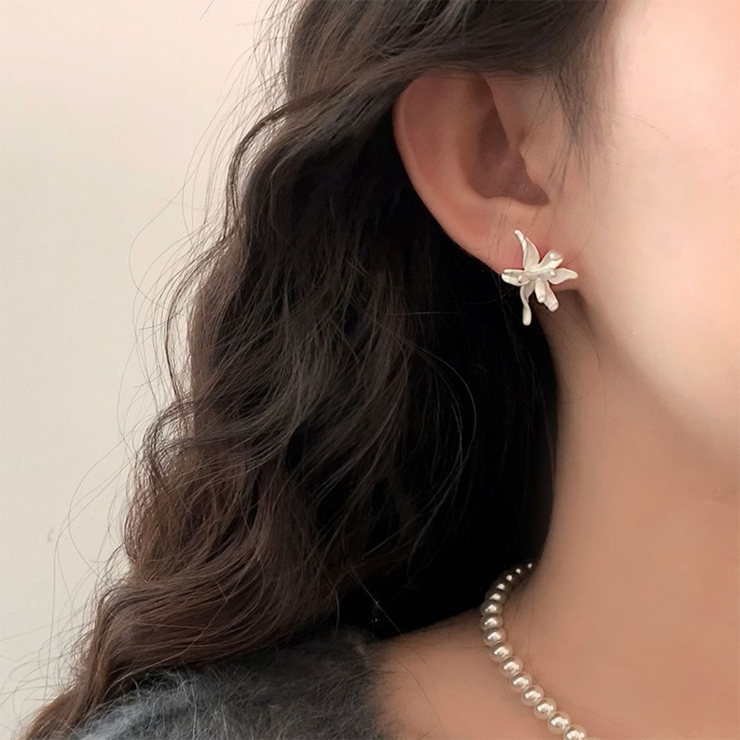 耳元に咲く、フラワーモチーフピアス オフィス オフィスカジュアル | maison de LATIR | 詳細画像1 