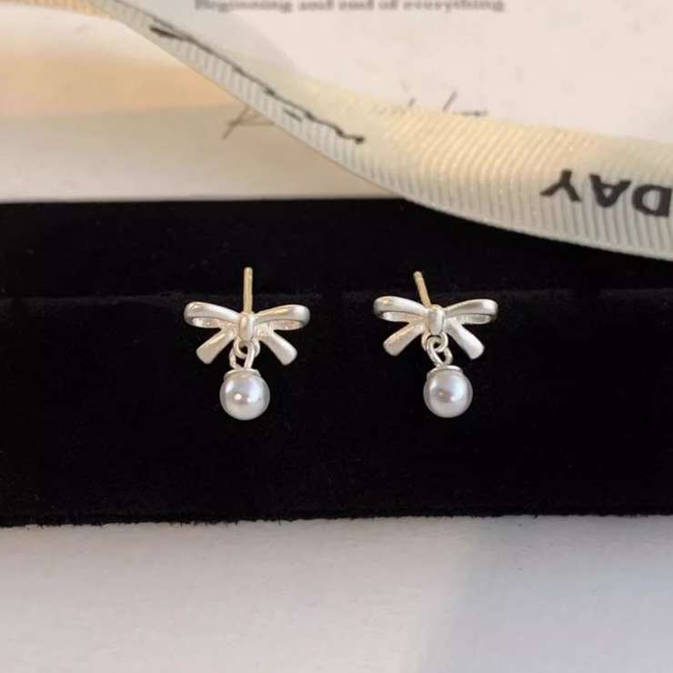 さりげない可愛さを毎日の耳元に。リボンモチーフパールピアス アクセサリー ピアス | maison de LATIR | 詳細画像6 