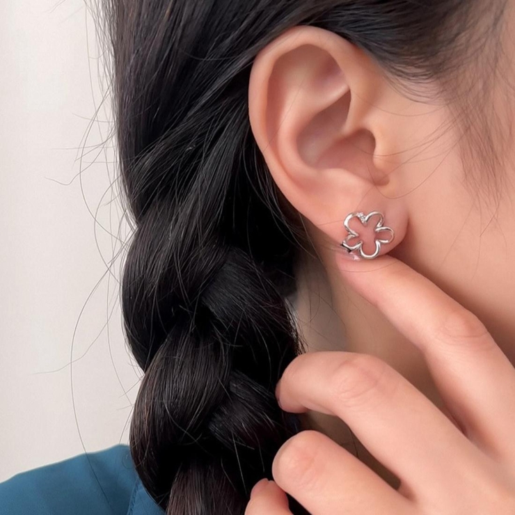 毎日に寄り添う、やさしい輝きのフラワーイヤリング オフィス オフィスカジュアル | maison de LATIR | 詳細画像3 