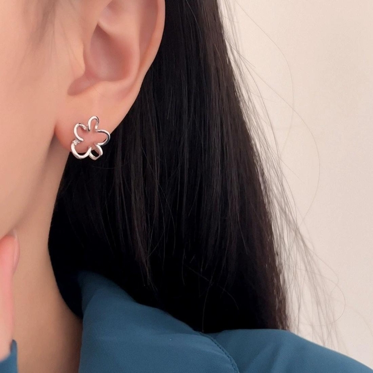 毎日に寄り添う、やさしい輝きのフラワーイヤリング オフィス オフィスカジュアル | maison de LATIR | 詳細画像1 