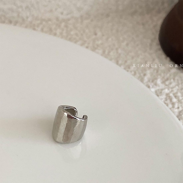 さっと着けて、耳元にきらめきをニュアンスメタルイヤーカフ アクセサリー 耳元 | maison de LATIR | 詳細画像6 