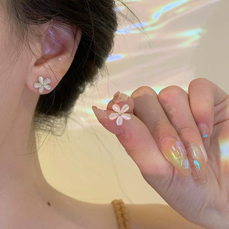 さりげなく華やかさをプラスフラワーパールライクピアス オフィス オフィスカジュア… | maison de LATIR | 詳細画像1 