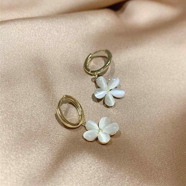 耳元に、そっと咲く上品で可憐なフラワーモチーフピアス 両耳用 アクセサリー | maison de LATIR | 詳細画像8 