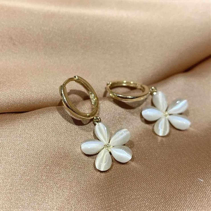 耳元に、そっと咲く上品で可憐なフラワーモチーフピアス 両耳用 アクセサリー | maison de LATIR | 詳細画像9 